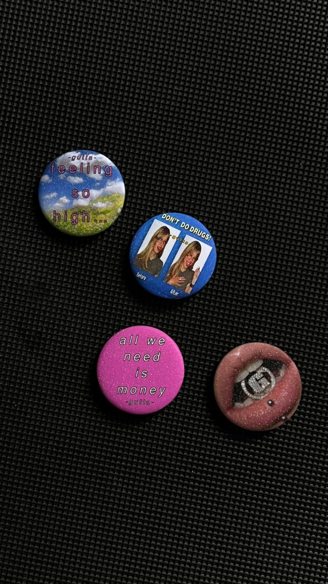 BUNDLING-STICKER+PIN BUTTON — view 3